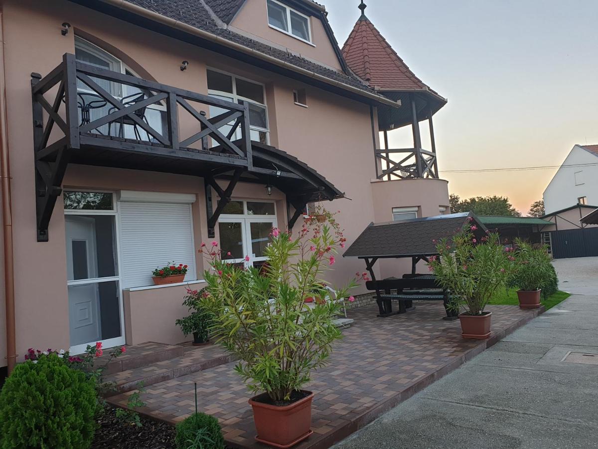 Anda Vendeghaz Hotel Harkany Ngoại thất bức ảnh